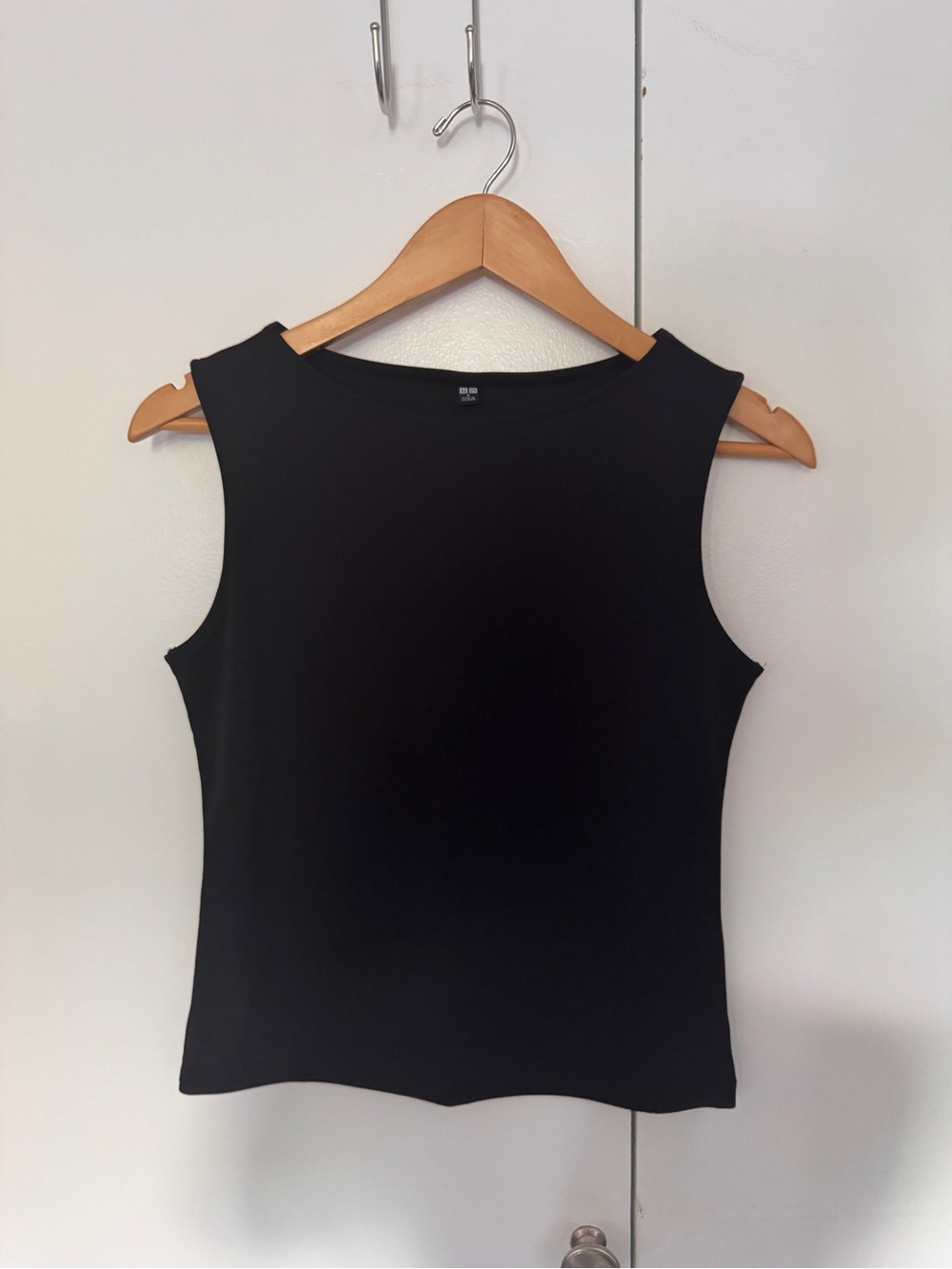 Uniqlo Classic Black Sleeveless Tank Top